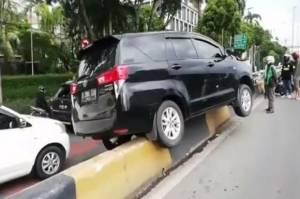 Heboh, Mobil Innova Nyangkut di Separator Setiabudi