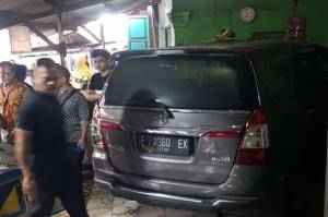 Diduga Mengantuk, PNS di Bogor Tewas Setelah Mobilnya Hantam Rumah Warga