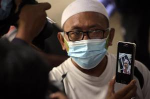 Pasrah, Keluarga Korban Sriwijaya Air Tunggu Proses Identifikasi di RS Polri