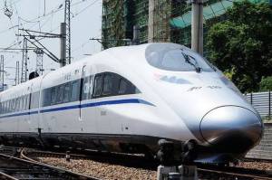 Luhut Ingin Kereta Cepat Jakarta-Bandung Bisa Diperpanjang hingga Surabaya