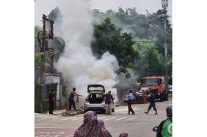 Diduga Korsleting Listrik, Mobil Sedan Terbakar di Kebon Jeruk