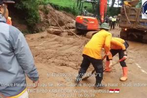 Selain Banjir, Tanah Longsor Terjadi di Perumahan Pesona Jati Asri