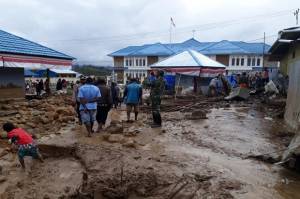 Kemensos Pastikan Kebutuhan Makanan dan Logistik Korban Banjir Paniai Terpenuhi