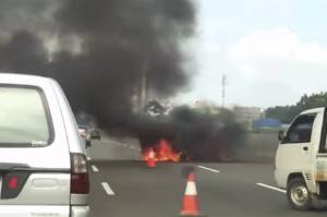 Mobil Terbakar Hebat di Tol Jakarta-Merak