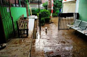 Terendam Banjir, Puskesmas Bidara Cina III Jakarta Timur Berhenti Beroperasi