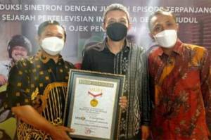 Raih Rekor MURI, Tukang Ojek Pengkolan Sinetron dengan Episode Terpanjang di Indonesia