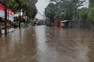 Banjir di Warung Buncit Mampang, Akses Jalan Lumpuh