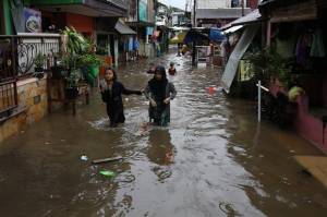 Tanggul Jebol, Puluhan Rumah di Cimanggis Depok Terendam Banjir