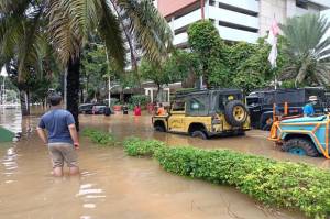 9 Offroad Derek Mobil Mewah yang Terendam Banjir di Kemang Raya