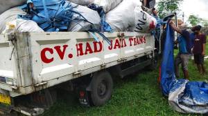 Ketahuan Buang Sampah Sembarangan, Penyedia Jasa Angkut Sampah Ilegal Didenda Rp5 Juta