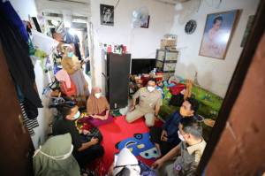 Takziah ke Rumah Korban Banjir, Anies Ingatkan Bahaya Main di Lokasi Banjir