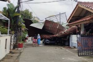 Kompleks TNI AL Cilincing Porak Poranda Disapu Hujan dan Angin Kencang