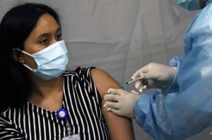 Pemberian Vaksin Covid-19 untuk Tenaga Kesehatan di Jakarta Baru Capai 63,5%