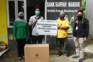 Peringati HPSN, Pegadaian Salurkan Bantuan untuk DLH dan Bank Sampah