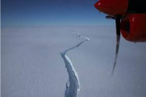 Retakan Raksasa Lepas Gunung Es Berukuran 20 Kali Pulau Manhattan di Antartika