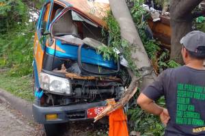Sopir Diduga Ngantuk, Truk Sampah Seruduk Tiang Listrik di Bogor