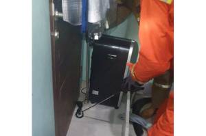 Satroni Rumah Warga, Damkar Jaktim Tangkap Ular Kobra Sepanjang 1,5 Meter