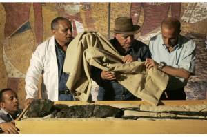 Jadi Penemuan Besar Abad 21, Arkeolog Mesir Temukan Makam Ratu Nefertiti
