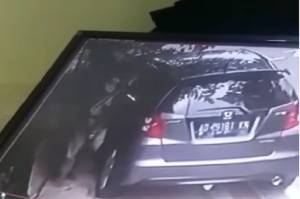 Bandit Pecah Kaca Mobil Jazz di Kebon Jeruk Terekam CCTV, Gondol Laptop dan Ponsel
