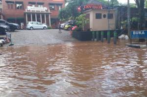 Pemkab Bogor Tuding PKL, Biang Keladi Banjir Jalan Stadion Pakansari Cibinong