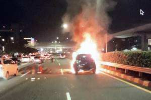 Mobil Toyota Rush Terbakar di Tol Pancoran