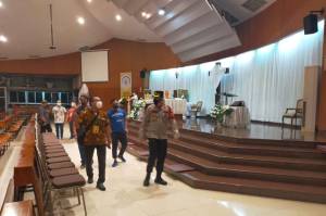 520 Personel Polrestro Jakarta Utara Jaga 94 Gereja saat Ibadah Jumat Agung