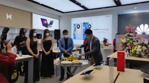 Semakin Agresif, Huawei Resmikan HES ke-18 di Mall Olympic Garden Malang