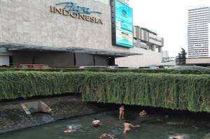 Melihat Bocah Telanjang Berenang di Saluran Air Mall Grand Indonesia
