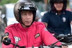 Gawat, Helm Retro yang Dipakai Jokowi dan Ridwan Kamil Banyak Dipalsukan
