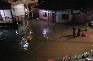 Damkar DKI Terjunkan Personel Sedot Air Atasi Banjir di Cipinang Melayu