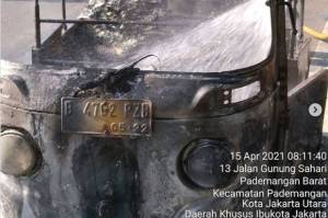  Parkir Pinggir Jalan, Bajaj Terbakar di Dekat Mangga Dua Square