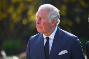 Pangeran Charles Berlinang Air Mata Lihat Ribuan Bunga Duka  untuk Sang Ayah