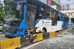 Kecelakaan di Jakarta Hari Ini; Transjakarta Tabrak Separator hingga Jak Lingko Terperosok di BKT