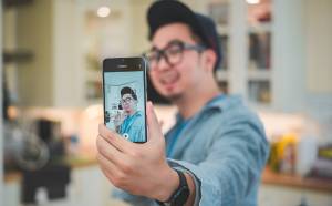 YouTuber Edho Zell Beri Tips Bikin Konten lewat Ponsel Rp2 Jutaan