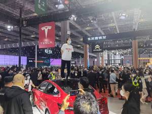 Tesla Minta Maaf Pada Wanita yang Bikin Keributan di Auto Shanghai 2021