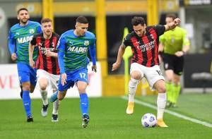 Babak I: Milan Unggul atas Sassuolo Lewat Gol Hakan Calhanoglu