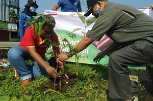 Hari Bumi, Alfamart Tanam Ratusan Bibit Pohon di Bantaran Kali Cidepit Bogor