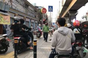 Pengendara Motor Kuasai Trotoar, Netizen: Sulitnya Disiplin Diri