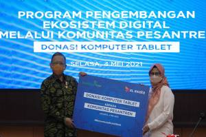 Kembangkan Desa Digital, XL Axiata Bagikan Laptop ke Pesantren