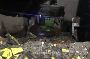 Reruntuhan Longsor Sumbat Kali, Rumah Warga di Jagakarsa Terendam Banjir