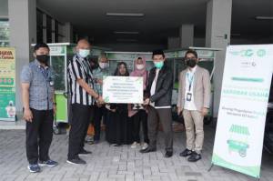 Pegadaian dan Inisiatif Zakat Indonesia Beri Bantuan Gerobak ke Pengusaha Kecil