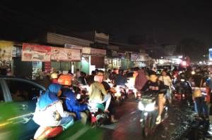 Ada Pasar Kaget, Malam Takbiran di Sejumlah Ruas Jalan Bekasi Macet