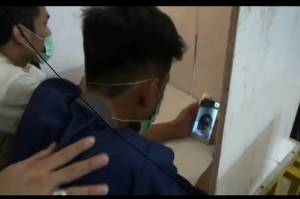 Momen Haru Napi Lapas Bulak Kapal Bekasi Video Call Keluarga di Hari Lebaran: Emak Sehat?