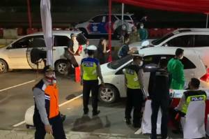 Hendak Masuk Jakarta, Ratusan Kendaraan Lakukan Drive Thru Covid-19 di Km 34 Tol Jakarta Cikampek