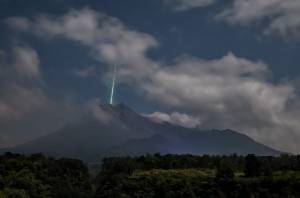 Kilatan Cahaya Aneh Menyambar Gunung  di Yogyakarta,  Netizen Yakin Meteor