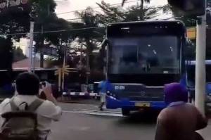 Bus Terjebak di Perlintasan KRL Halimun, Begini Penjelasan Transjakarta