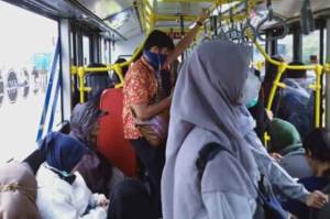 Masa PPKM, Penumpang Bus Transjakarta Duduk Tanpa Jarak