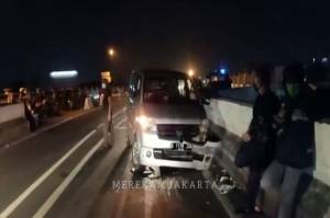 Minibus APV Kecelakaan Tunggal di Fly Over Kalibata, Dua Korban Luka
