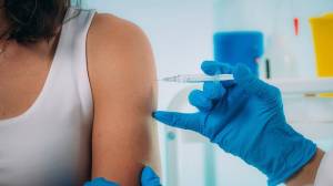 Disuntik Vaksin Covid-19 Dapat Bonus Sebungkus Ganja di Washington