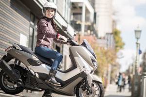 Penting bagi Wanita, Ini Panduan Safety Riding Bersepeda Motor